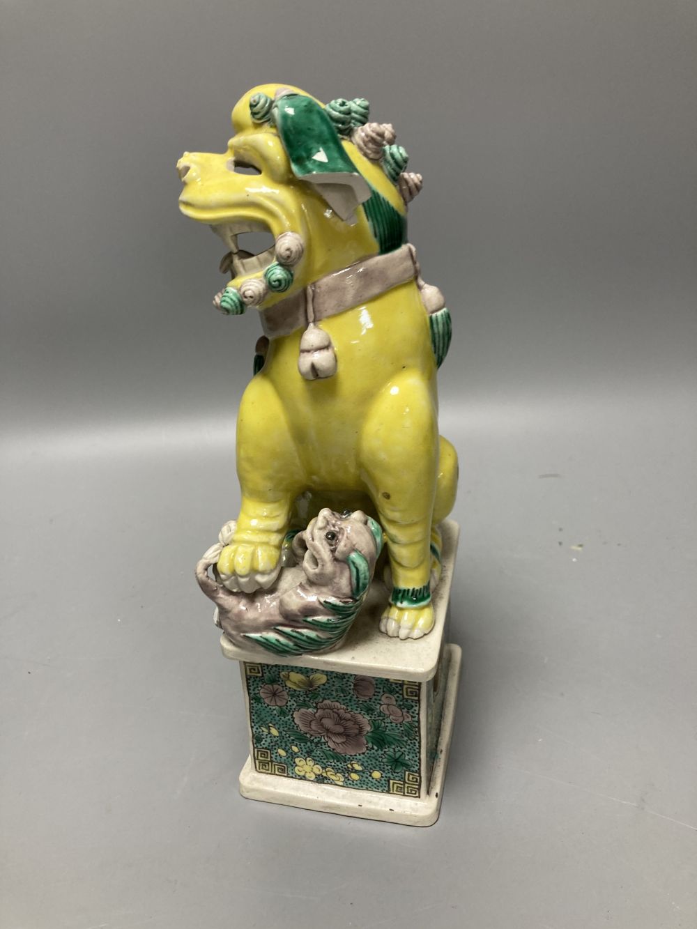 A pair of Chinese famille verte figures of Buddhist lions, Qing dynasty, 24.5cm